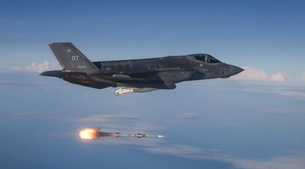 F-35A。ステルス性能確保のため腹部分の爆弾槽から対空ミサイルを発射しているのがわかる（米空軍）