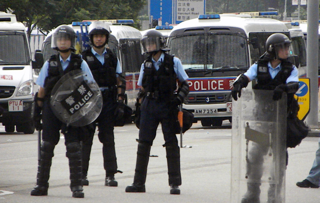 警官隊がデモ隊に催涙弾を放つ理由　揺らぐ香港社会