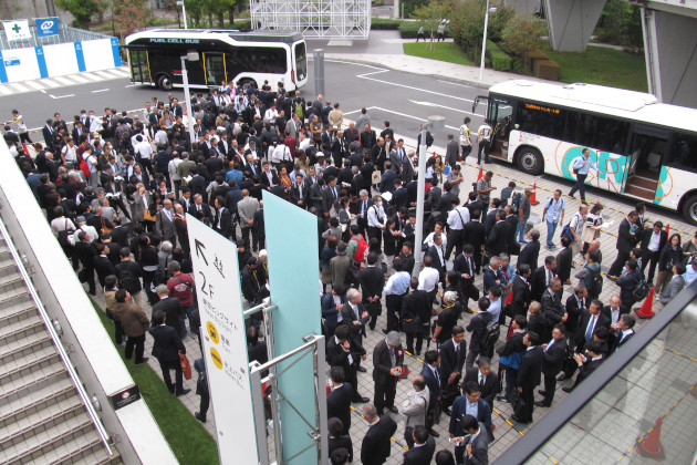 「乗車10分、待つのは30分」――。東京モーターショーの展示場をつなぐバスに乗るため長蛇の列の現実と矛盾