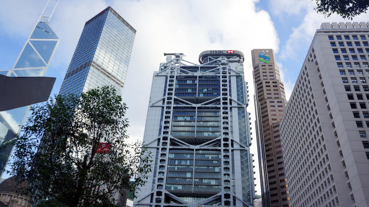 金融機関は米中どちらを選ぶ？ 究極の選択で揺れる香港