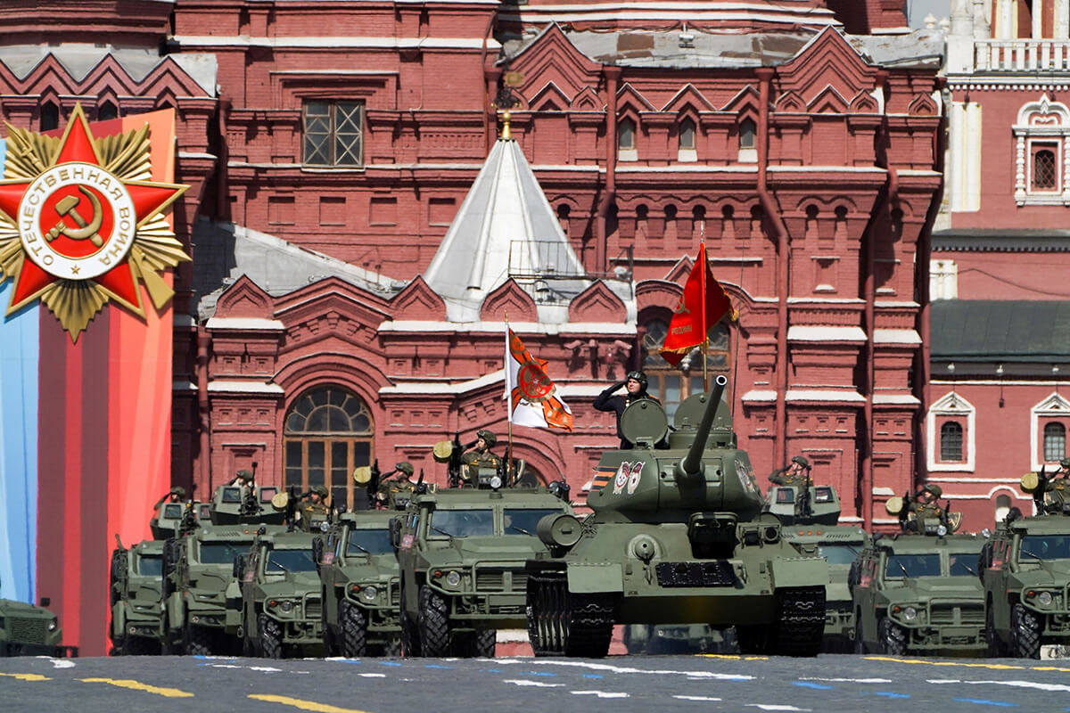 貧相なロシア戦勝記念日に悲惨な軍の実態……追いつめられるプーチン